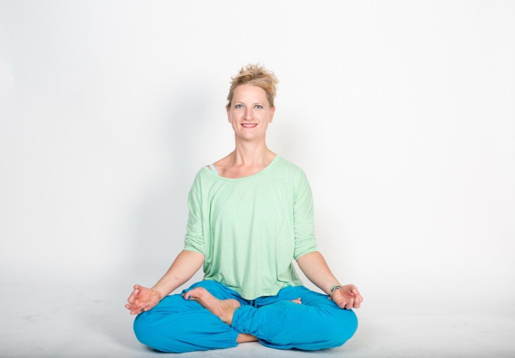 Miriam Wessels in Meditationspose im Kundalini Yoga